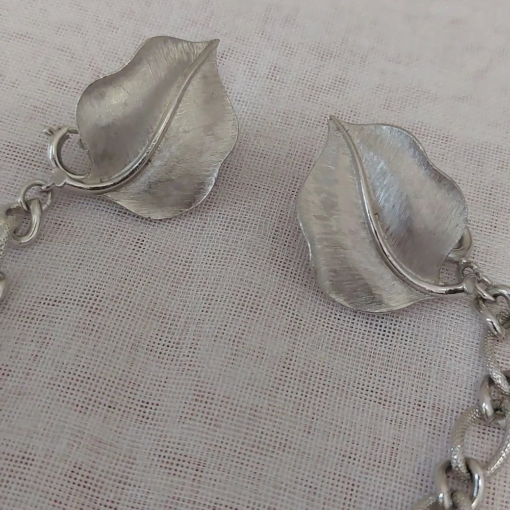 Trifari Crown Vintage Rare Find Collar Chain Guard Sweater Clips Brushed Silver - Picture 2 of 5